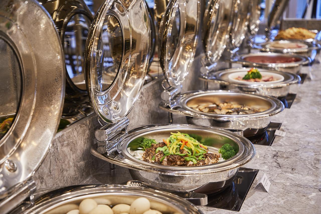Grand Bay Resort Hotel Heng-ch'un Kültér fotó A selection of chafing dishes