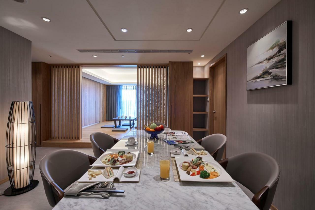 Grand Bay Resort Hotel Heng-ch'un Kültér fotó A dining room in a suite at the hotel